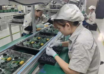 Sản xuất linh kiện điện tử trong dây chuyền của VNPT Technology tại Khu công nghệ cao Láng - Hòa Lạc. Ảnh: Khắc Kiên