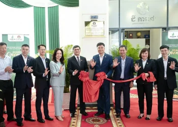 Ban lãnh đạo PVCFC thực hiện nghi thức khai trương văn phòng đại diện tại Campuchia. (Ảnh PVCFC)