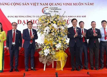 Đảng bộ Tập đoàn Công nghiệp - Năng lượng Quốc gia Việt Nam tặng hoa chúc mừng Đại hội (Ảnh PVD)