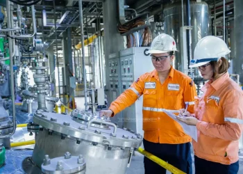 Các kỹ sư làm việc tại dây chuyền sản xuất Nhà máy chế biến sâu Vonfram (Công ty TNHH Khai thác Chế biến Khoáng sản Núi Pháo, Thái Nguyên)