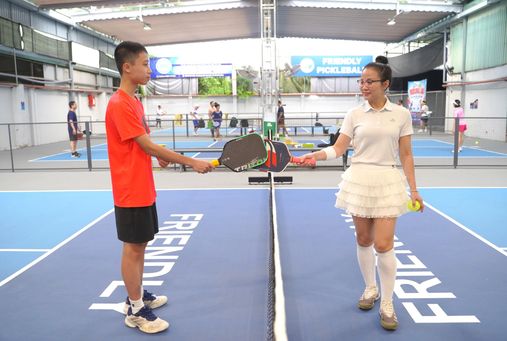 Lần đầu tiên, ranh giới giữa mẹ và con được thu hẹp lại, nhường chỗ cho hai người đồng đội cùng chung một chiến tuyến. HN_05726