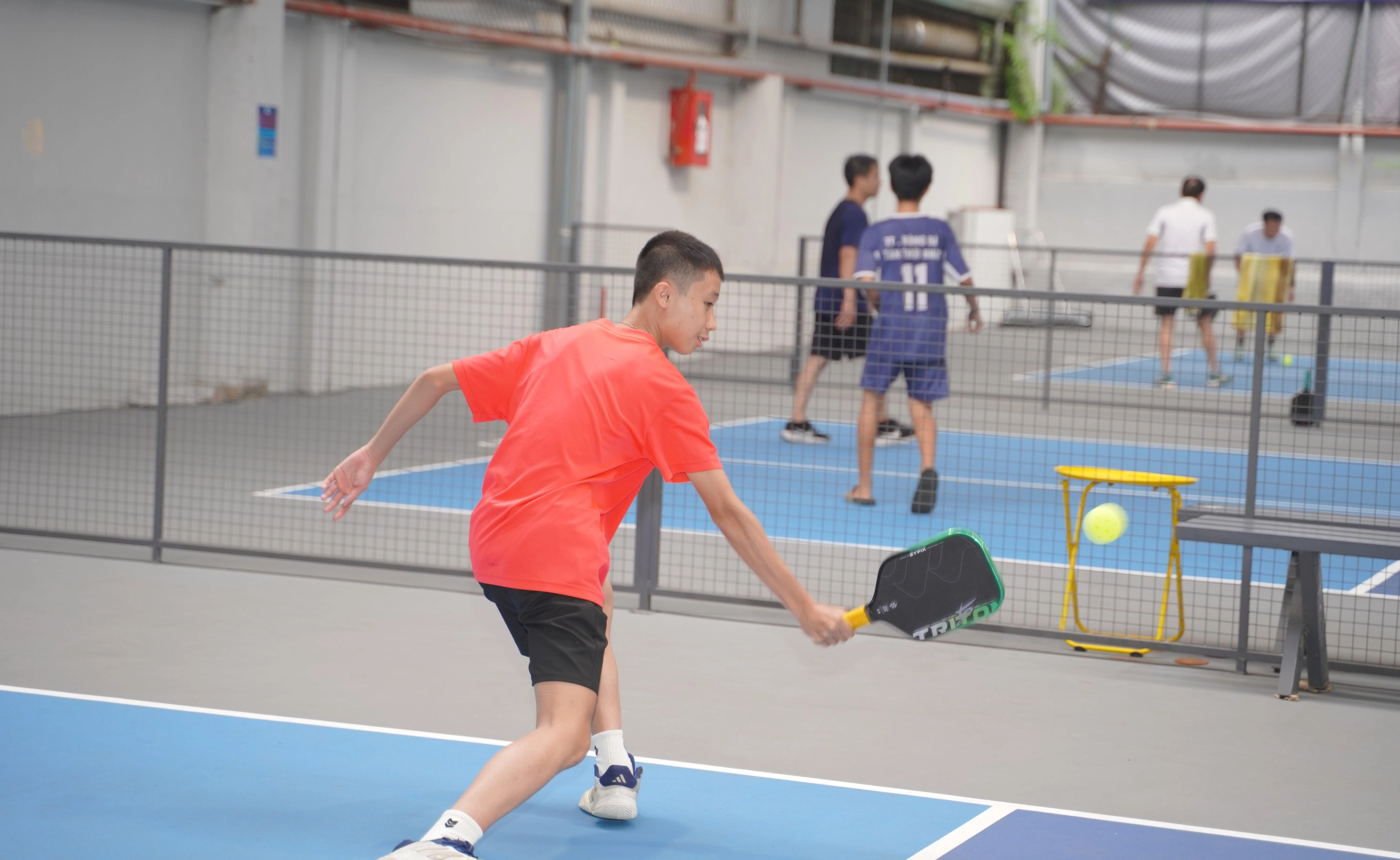Pickleball là môn thể thao có tốc độ phát triển nhanh, kết hợp nhiều yếu tố của tennis, cầu lông và bóng bàn. HN_05746