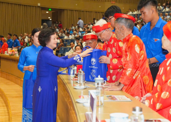 Chăm sóc toàn diện, phát huy vai trò người cao tuổi