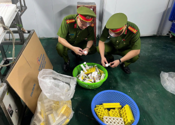 Khởi tố vụ án, 4 bị can trong vụ sản xuất hàng triệu lọ C sủi giả