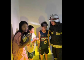 Cứu 3 người trong đám cháy chung cư ở Hà Nội