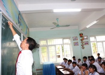 Quảng Trị: Thầy Hiệu trưởng tình nguyện xin trở lại đứng lớp