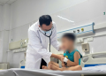 Trẻ sốt cao kéo dài, coi chừng mắc Adenovirus