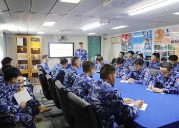 Những lớp học giữa dải sóng đại dương