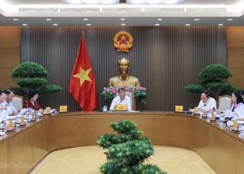 Thủ tướng: Kiểm soát chặt chẽ giá thành từ gốc với thuốc, thiết bị y tế; cương quyết loại bỏ mọi chi phí trung gian