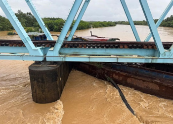 Lũ cuốn sà lan mắc kẹt dưới cầu đường sắt Bắc – Nam ở Quảng Trị