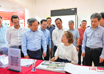 Chủ tịch Hà Nội lắng nghe quan điểm về xây thêm công trình ở Hồ Gươm
