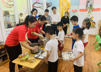 Thủ tướng yêu cầu tăng cường bảo đảm an toàn, chất lượng bữa ăn bán trú