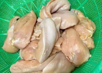 Phụ huynh Hà Nội phát hiện thịt gà, tôm có mùi bất thường, yêu cầu xe chở thực phẩm rời trường