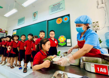 Hà Nội yêu cầu kiểm tra bữa ăn bán trú, thay ngay nhà cung cấp không đủ điều kiện