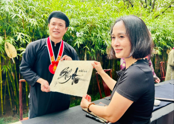 Thưởng lãm nghệ thuật thư pháp Hán Nôm và Quốc ngữ tại Văn Miếu – Quốc Tử Giám