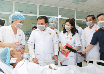 Bí thư Thành ủy Hà Nội Trần Đức Thắng thăm, động viên nạn nhân vụ cháy nhà dân tại phường Tây Hồ