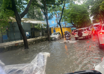 Hà Nội mưa lớn, nhiều trường cho học sinh học trực tuyến