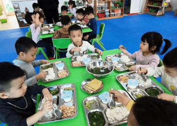 “Nóng” bữa ăn bán trú đầu năm học