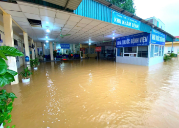 Trung tâm Y tế Hoàng Mai (Nghệ An) ngập sâu trong lũ, công an nhanh chóng hỗ trợ bệnh nhân