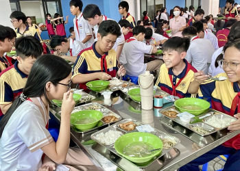 Một trường ở TP HCM mời phụ huynh tham quan bếp ăn, dùng thử bữa bán trú