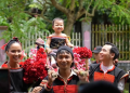 H’Hen Niê đưa con gái về quê ngoại tổ chức thôi nôi đậm nét văn hóa Ê-đê