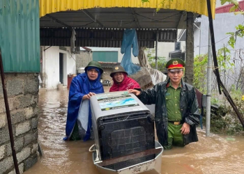 Mưa lũ dâng cao, Công an Hà Nội xuyên đêm ứng trực tại các điểm xung yếu, hỗ trợ người dân