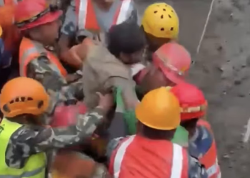 Cứu 2 công nhân mắc kẹt 9 ngày trong hầm do lũ quét ở Nepal