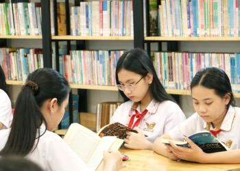 Thủ tướng yêu cầu giải quyết dứt điểm thiếu sách giáo khoa, siết chất lượng bữa ăn học đường