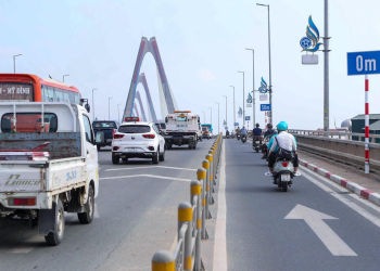 Lắp biển, kẻ vạch giúp tài xế giữ khoảng cách trên cầu Nhật Tân