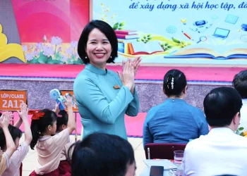 Cô Hiệu trưởng chở 1.963 ước mơ học trò, mang theo câu chuyện về mái trường hạnh phúc