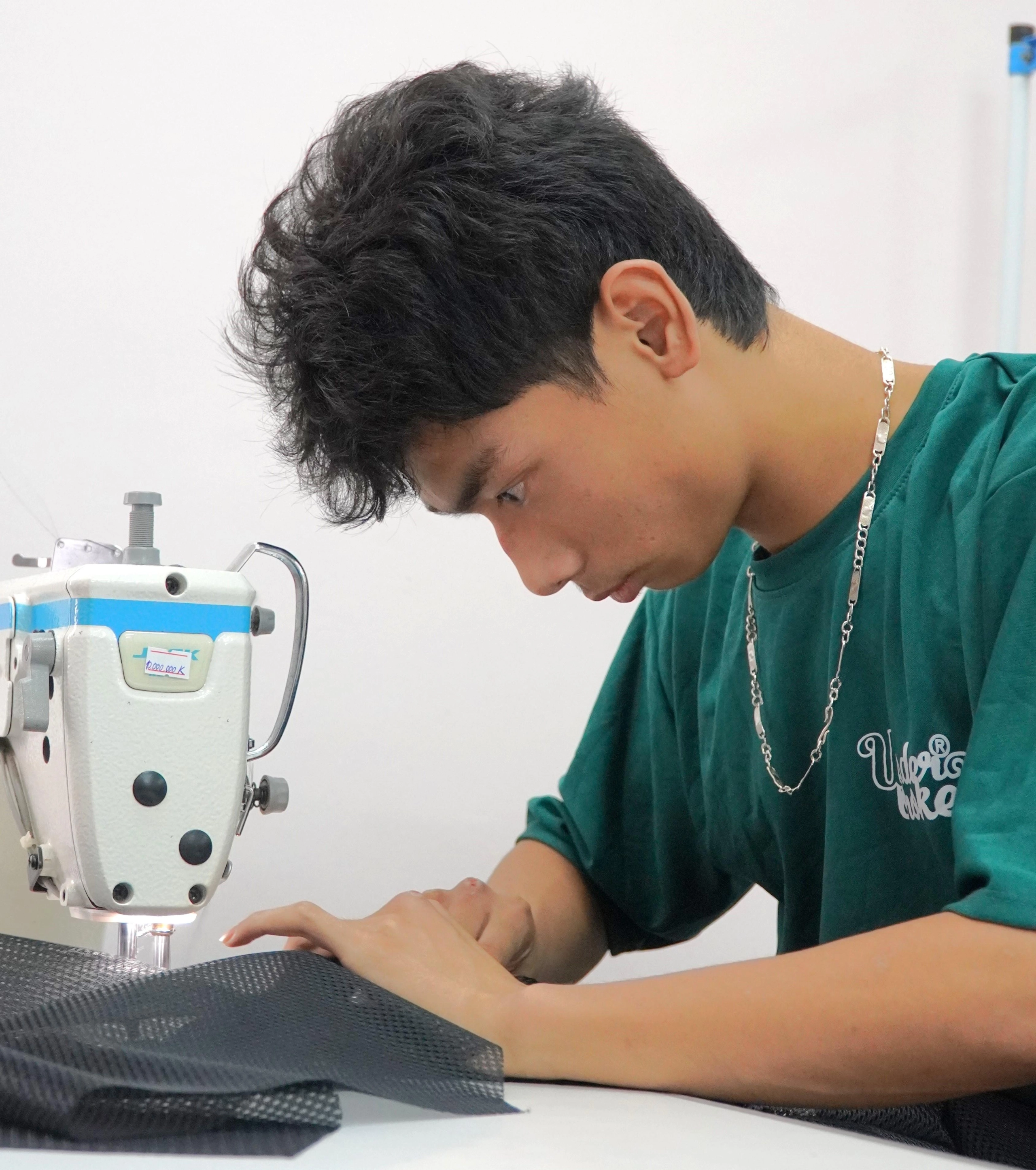 Hoàng, 16 tuổi, mới học nghề khoảng hai năm nhưng được cô Yến nhận xét là tiếp thu nhanh, đôi tay khéo léo. MAY