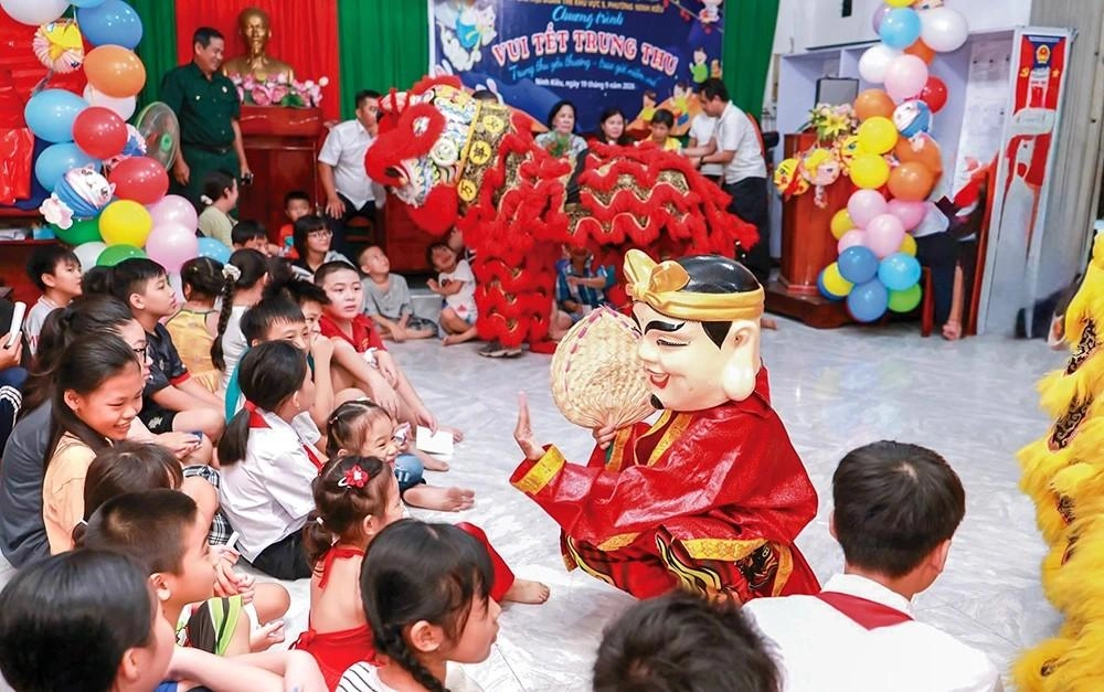 Ủy ban MTTQVN và các tổ chức chính trị - xã hội phường Cái Khế tổ chức nhiều sân chơi bổ ích cho thiếu nhi vui Tết Trung thu. MTTQ CTHO
