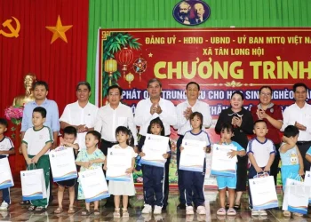 Vĩnh Long: “Lồng đèn thắp sáng ước mơ”, trao quà cho các em học sinh