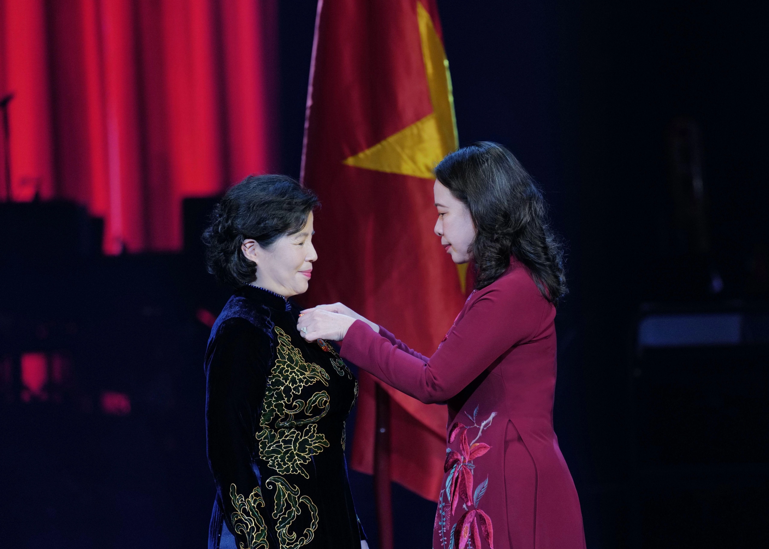 pctn-trao-qua-cho-ba-mai-kieu-lien-013031 PCTN trao qua cho ba Mai