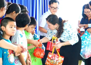 Đồng Tháp: Lan tỏa yêu thương, trao tặng quà cho trẻ em có hoàn cảnh khó khăn, trẻ em khuyết tật dịp Tết Trung thu