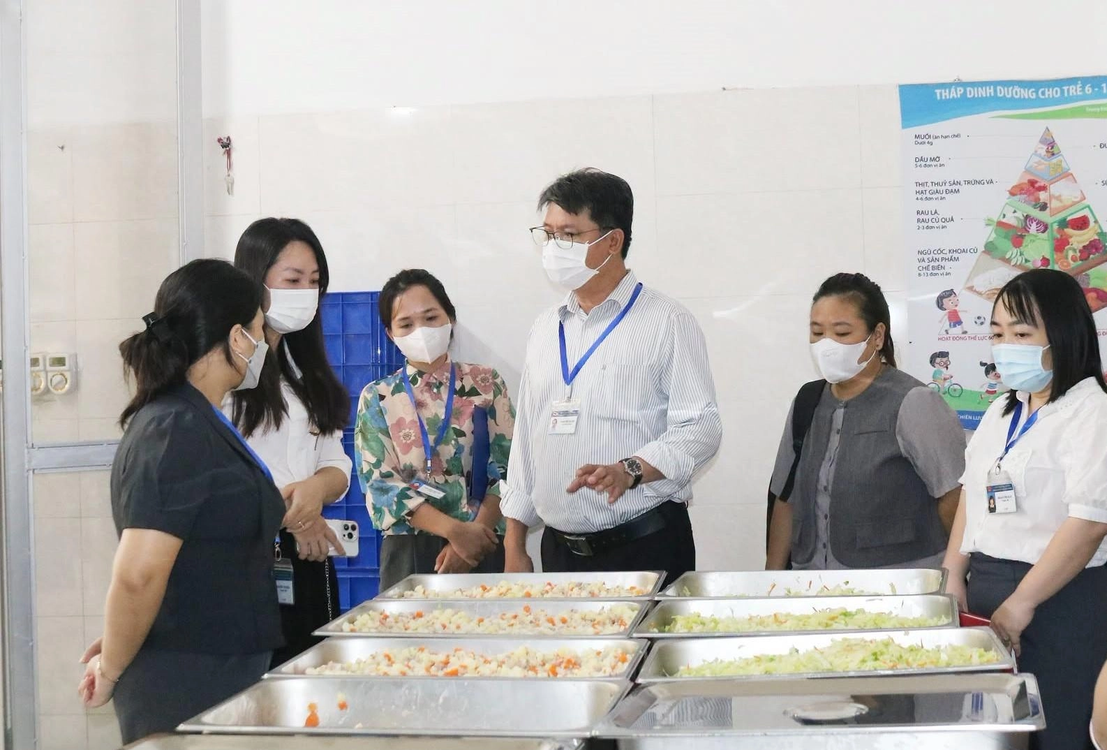 Đoàn kiểm tra liên ngành về an toàn thực phẩm xã Quảng Bị (TP. Hà Nội) tổ chức kiểm tra công tác bảo đảm an toàn thực phẩm tại Trường Tiểu học Quảng Bị 1 và Trường Tiểu học Quảng Bị 2. Nguồn ảnh: Trung tâm Dịch vụ tổng hợp xã Quảng Bị Q.BỊ
