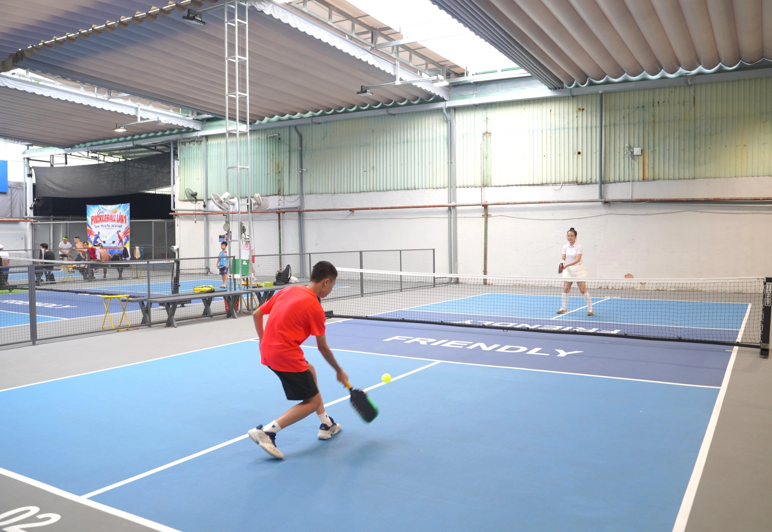 Nam và mẹ tập luyện hết mình để thi đấu cho giải Pickleball “Chắp cánh ước mơ r