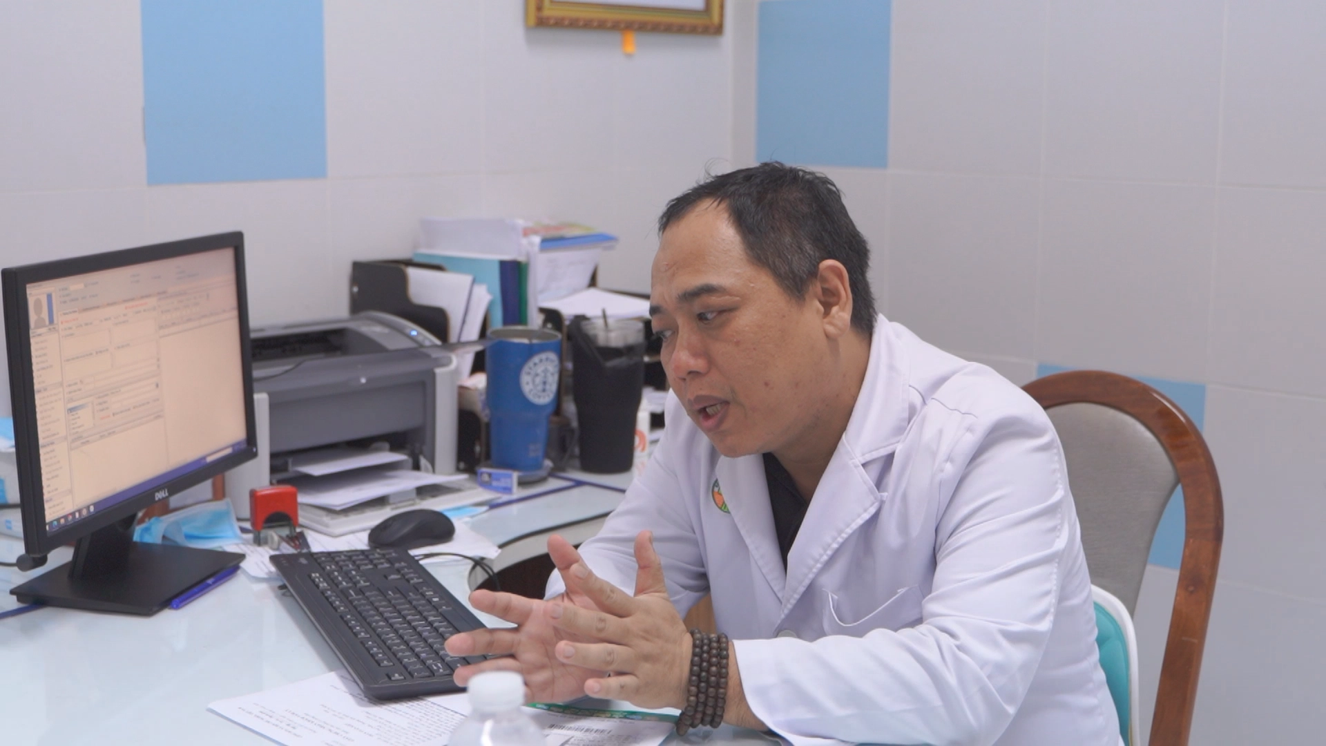 BS.CKII Nguyễn Thanh Sang đang thăm khám cho bệnh nhân Screenshot (65)