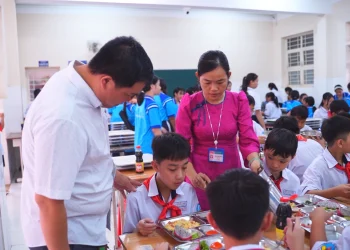 TP. HCM siết bữa ăn học đường, yêu cầu công khai khay ăn hằng ngày