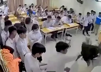 Nam sinh trường THPT Mạc Đĩnh Chi bị tạm giữ sau vụ đánh cô giáo ngay tại bục giảng
