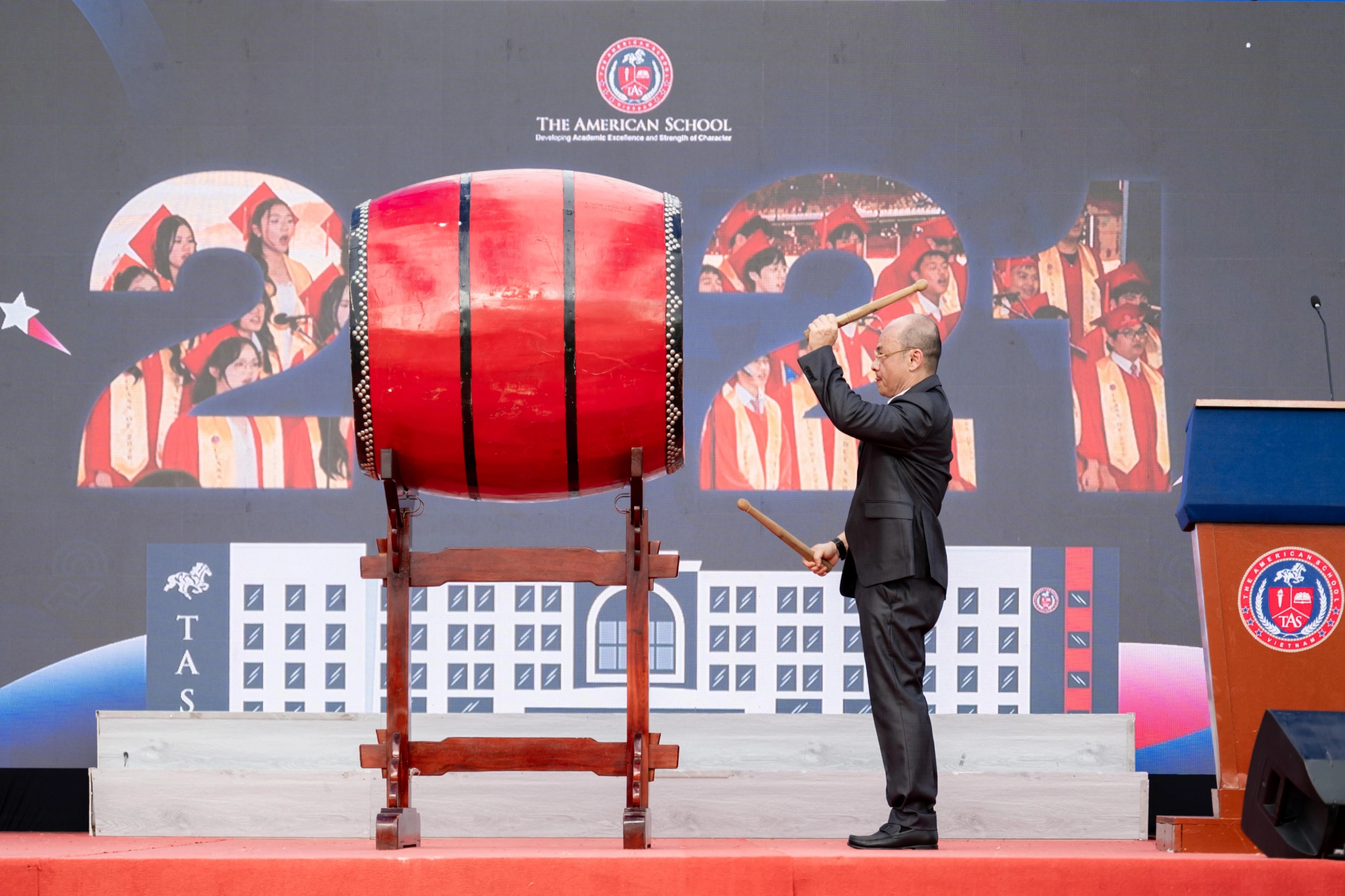 Lãnh đạo Trường Quốc tế TAS đánh trống khai giảng năm học mới. TAS_OpeningCeremony_0189