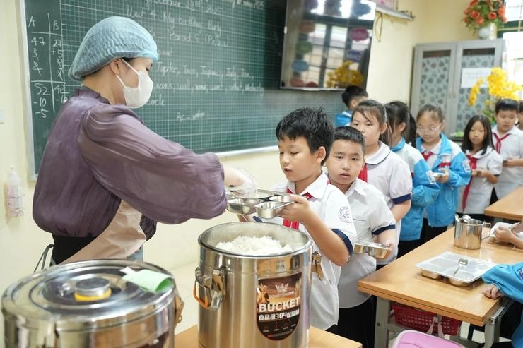 Giờ ăn bán trú tại Trường tiểu học Phú Minh, xã Nội Bài, TP. Hà Nội. Ảnh: Hoàng Điệp TH PHÚ MINH