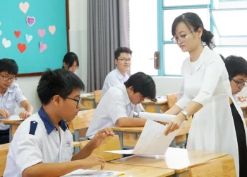 Chính phủ yêu cầu đảm bảo học sinh trượt lớp 10 công lập vẫn được đi học