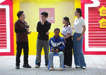 Á hậu Mâu Thủy hỗ trợ cô bé 15 tuổi chăm cha bệnh nặng trả nợ