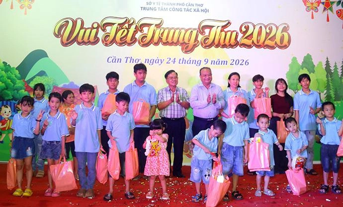 Trưởng Ban Tuyên giáo Thành ủy Cần Thơ Ông Nguyễn Ngọc Tâm, Chủ tịch Hội Khuyến học TP Cần Thơ, ông Nguyễn Thanh Xuân; lãnh đạo các sở, ngành, phường Tân An và nhà hảo tâm tặng quà cho các em. tr ban tuyen giao ctho 1