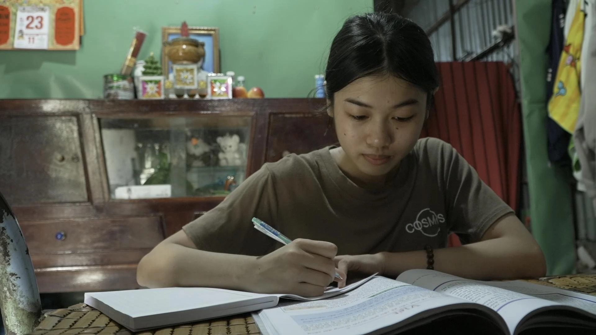 15 tuổi đã phải làm trụ cột gia đình, cuộc sống vô cùng thiếu thốn nhưng Đỗ Thị Trâm vẫn kiên trì theo đuổi việc học. tram1