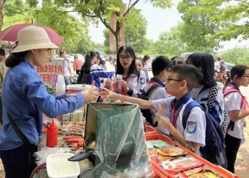 Dinh dưỡng học đường: Khoảng trống từ những hàng quán quanh trường