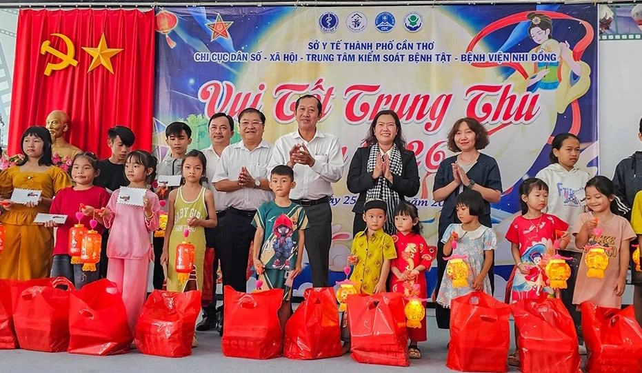 Bà Nguyễn Thị Ngọc Điệp, Phó Chủ tịch UBND thành phố (thứ 3 bên phải), trao quà đến các em thiếu nhi. Y TE CTHO